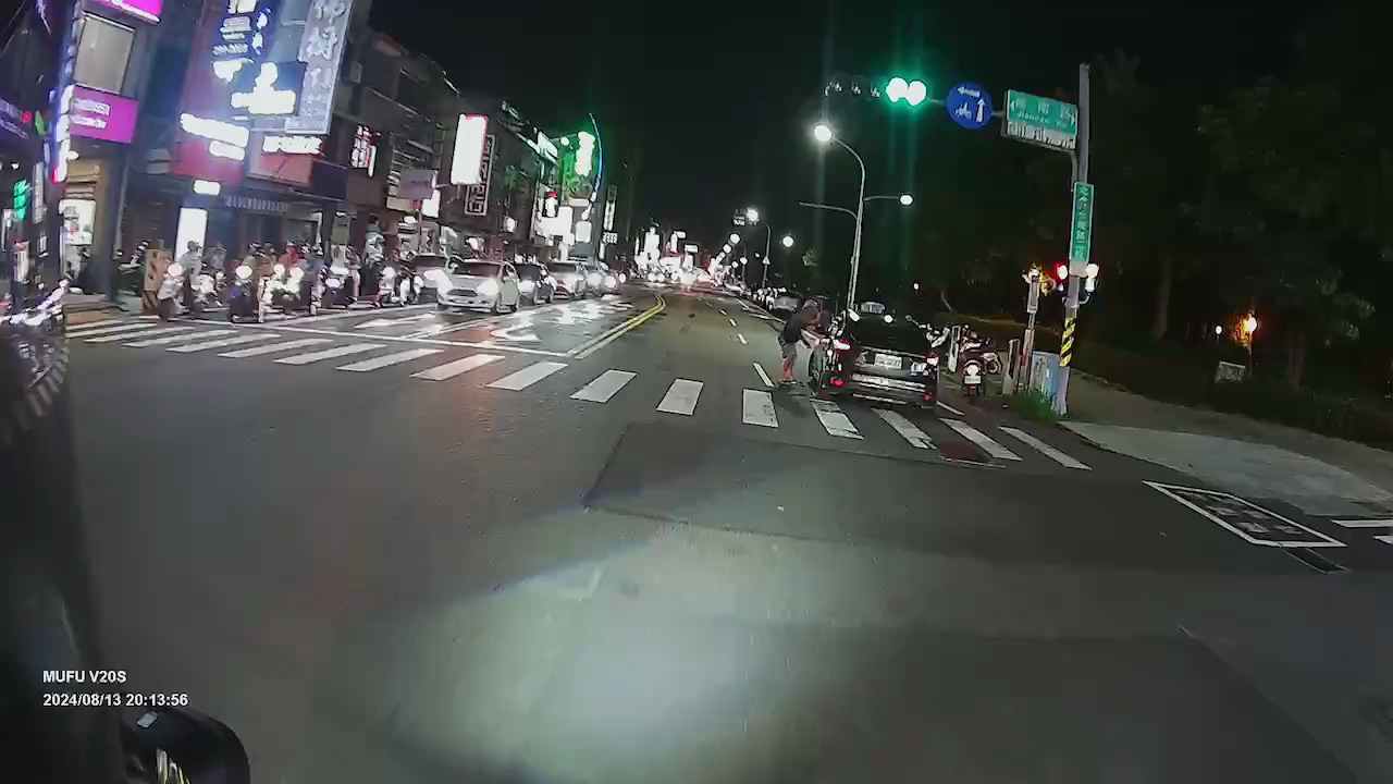 ▲台南伯爆氣狠砸安全帽噴對向(圖/翻攝畫面)