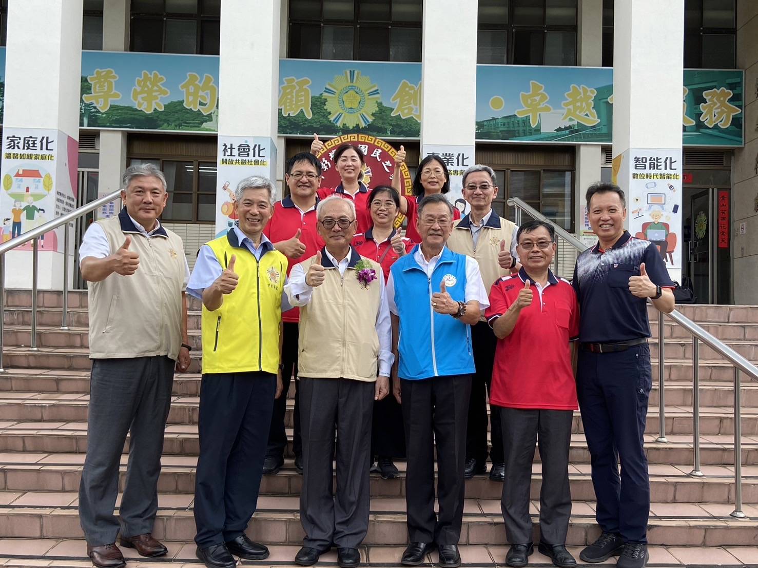 ▲中彰榮家故榮民楊石如將畢生積蓄捐贈給榮民榮眷基金會，退輔會副主委陳進廣頒贈榮光獎章，表彰他的崇高義行。（記者張溎壕攝）