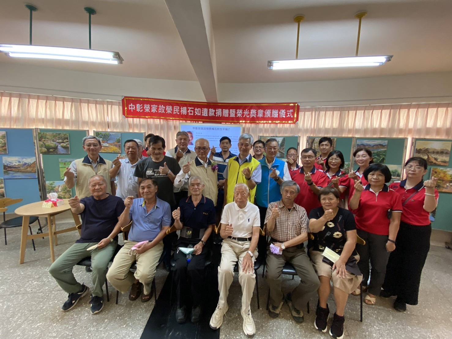 ▲中彰榮家故榮民楊石如將畢生積蓄捐贈給榮民榮眷基金會，退輔會副主委陳進廣頒贈榮光獎章，表彰他的崇高義行。（記者張溎壕攝）