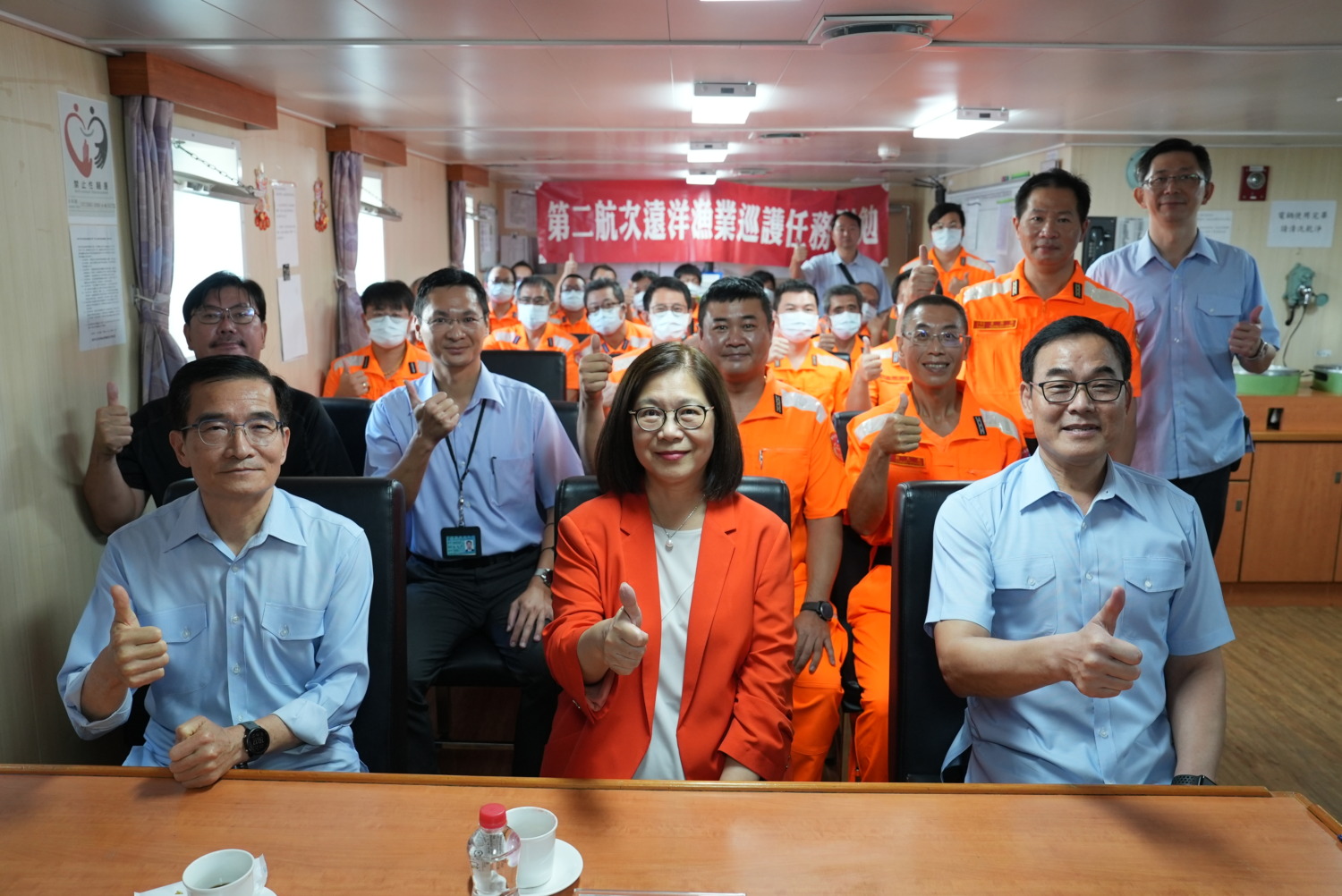 落實公海漁業巡護 巡護九號返航高雄 管碧玲主委頒發加菜金