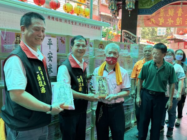 廟方辦理愛心公益濟助活動,濟助葫蘆堵、社子、後港地區共十七里低收入戶,白米及現金。