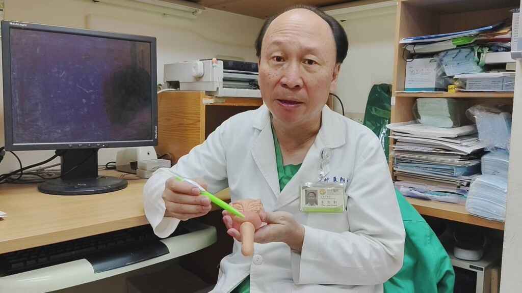 ▲男大生陰莖出現不明小肉瘤,原本不以為意,但不痛不癢小肉瘤越長越多,不得已就醫,台中醫院醫師幫他抽血檢查赫然發現感染愛滋病,目前接受愛滋病醫療團隊治療中。(台中醫院提供)