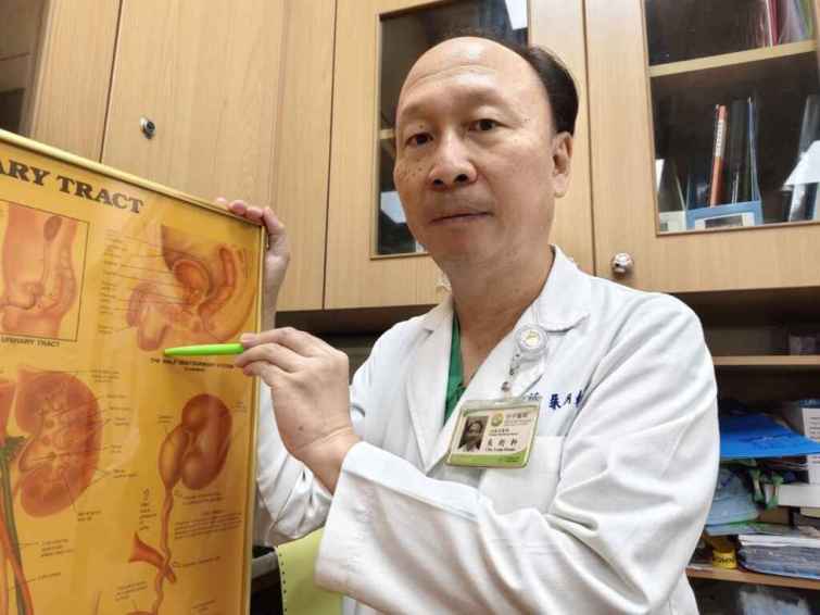 ▲台中醫院泌尿科主任朱朗軒提醒，如發現尿道炎、尿道出現不明分泌物、排尿時疼痛、生殖器上出現不明潰瘍、或身體皮膚出現肉瘤等症狀，建議找專科醫師抽血檢查釐清。（台中醫院提供）