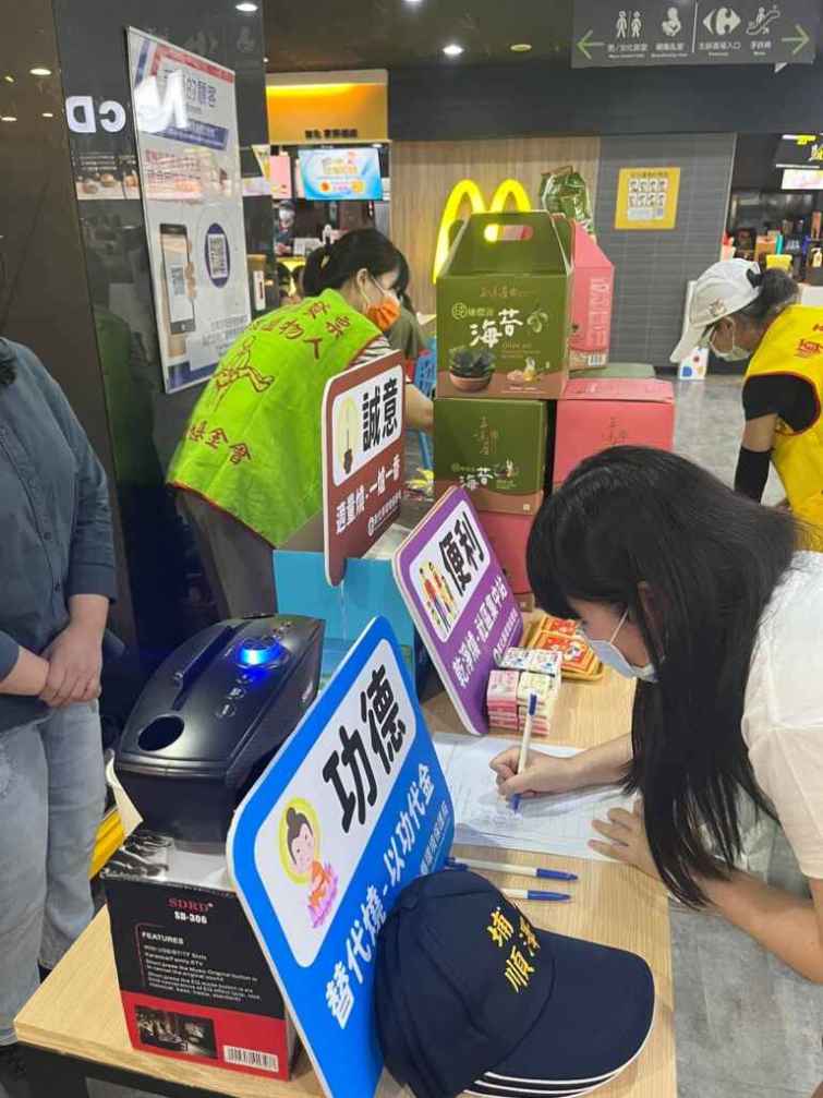 ▲環保局為鼓勵更多民眾參與，特別推出「以功代金」的獎勵措施，捐款金額達300元以上，更可加碼贈送「埔鹽順澤宮冠軍祈福帽」1頂，限量800頂，送完為止。（彰化縣政府提供）