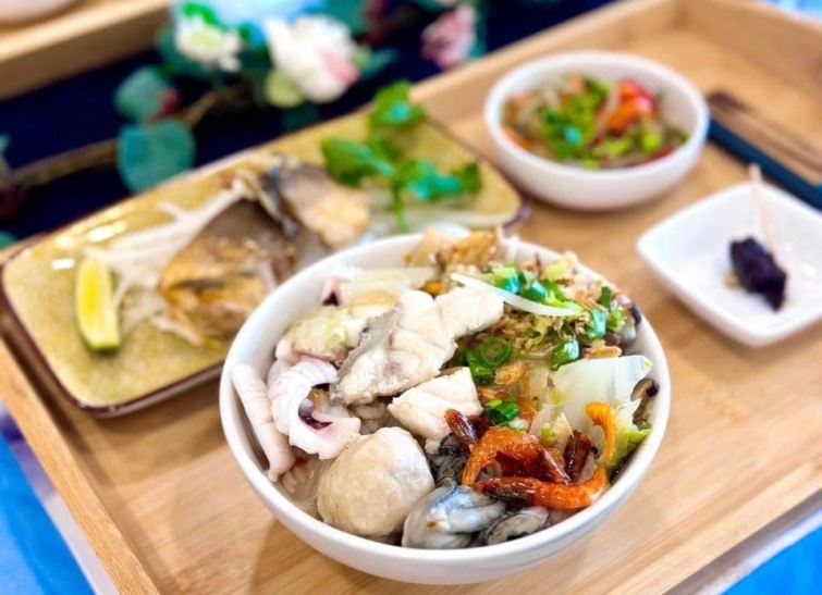 ▲「一日漁夫旅行趣」體驗龍膽石斑餵食及精緻飯湯（屏東縣政府提供）