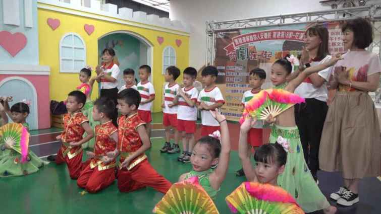 ▲創世基金會於14日在樂育幼兒園舉辦宣傳記者會，由18位小朋友帶來精彩的舞龍表演及熱力十足的舞蹈，為整場活動揭開序幕。（記者林明佑攝）