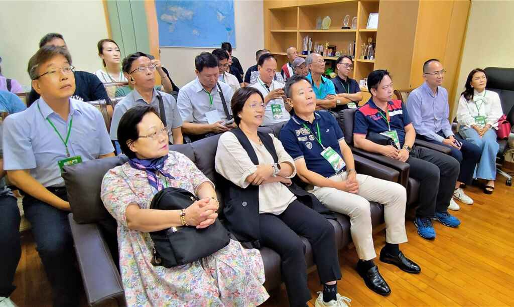 ▲為了努力拓展彰化縣農產品市場,彰化縣長王惠美再次率團與各農會前往新加坡,首日即馬不停蹄帶隊參訪「星國大型物流商及超市集團」萬春商行,力拚彰化優鮮進軍國際。(彰化縣政府提供)