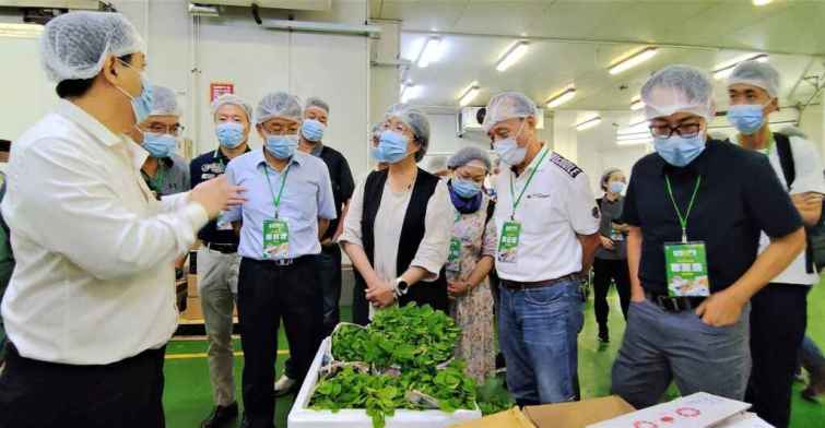 ▲彰化縣長王惠美率團與各農會前往新加坡，首日即馬不停蹄帶隊參訪萬春商行。（彰化縣政府提供）