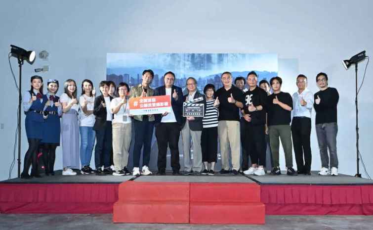▲電影《96分鐘》劇組搭景打造全台首創高鐵車廂攝影棚，今天正式對外公開亮相，台中市政府副市長鄭照新不僅盛讚，也力邀國內外的劇組來基地拍攝。（記者張玉泰攝）