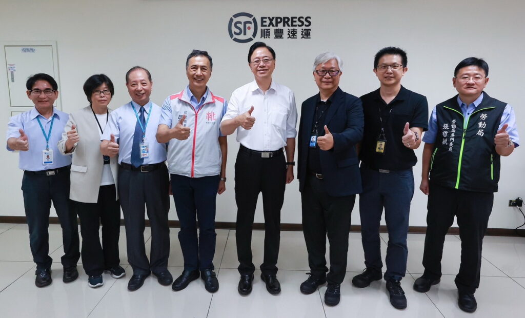 桃園市長張善政參訪台灣順豐全自動化轉運中心，肯定企業投入AI智慧物流科技與應用。*出席長官：桃園市長張善政（中）、桃園市政府經濟發展局局長張誠（左1）、台灣順豐總經理潘逸俊（右1）、遠雄自貿港區公司董事長葉鈞耀（左2）