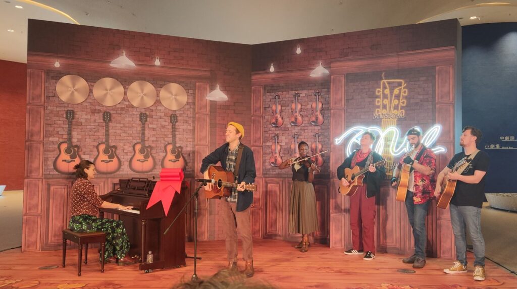 男主角亞瑟.達維爾(Arthur Darvill)、女主角伊內絲.德.克拉克(Ines de Clercq)、演員:約瑟夫.萊利(Joseph Riley)、喬瑪.烏瑪(Chioma Uma)、瑞斯.理查森(Reece Richardson)、李.歐萊禮(Lee O’Reilly),六位演員在記者會中演出精彩片段。(圖/陳惠玲攝影)