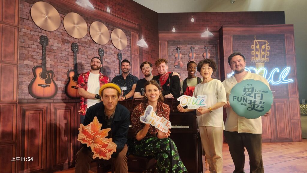 歌劇院2024夏日放/FUN時光音樂劇《Once, 愛是唯一》全臺首演記者會後大合影。(圖/陳惠玲攝影)