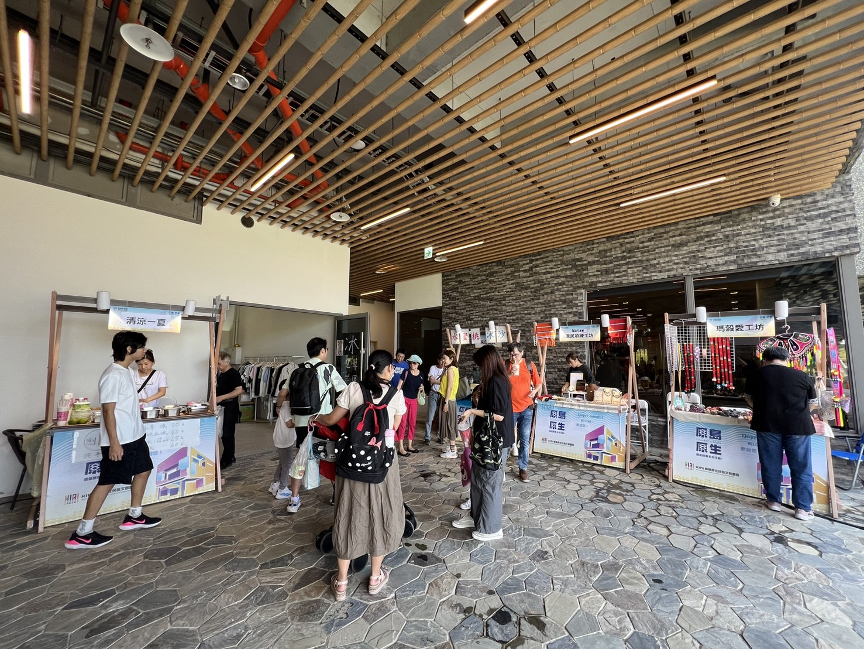 原島市集|民眾於園區內廊道走逛主題攤位
