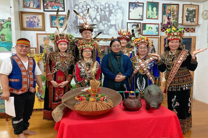 安坡部落結合族服體驗向遊客介紹排灣族傳統婚禮內涵。 圖:茂林國家風景區管理處/提供