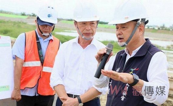 關心新港鄉埤子頭滯洪池工程 縣長翁章梁與議員陳文忠實地視察