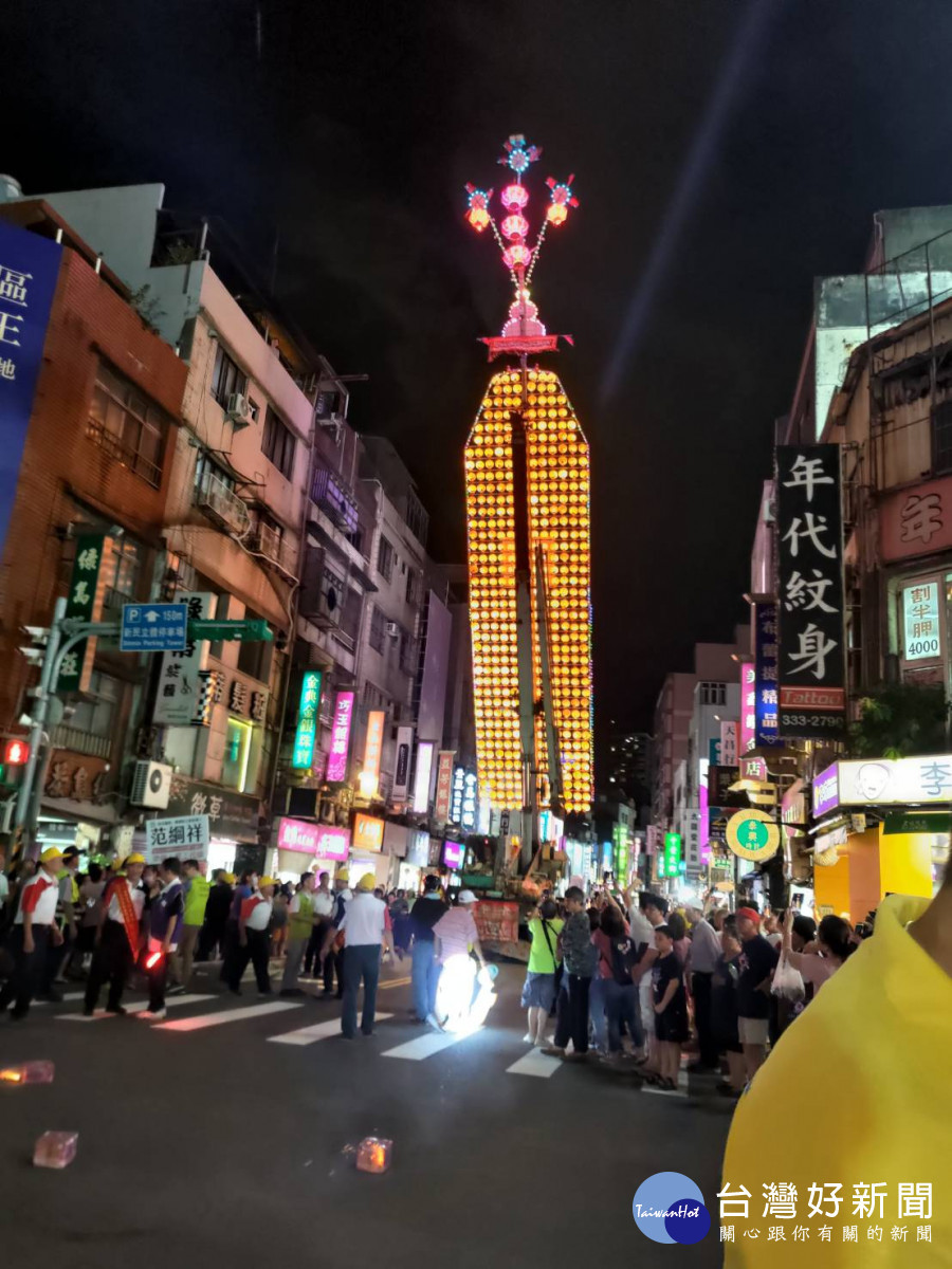 桃園景福宮慶讚中元水燈排遊行。