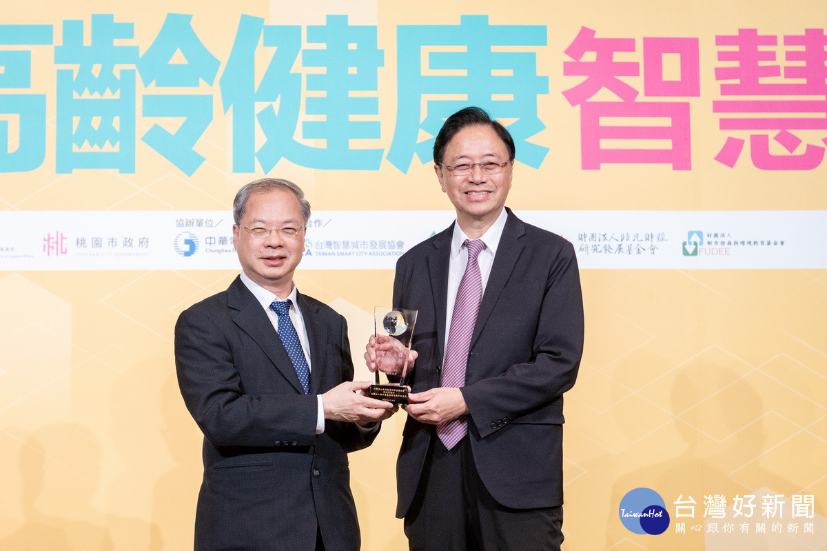 桃園市長張善政出席「2024智慧城市新經濟力論壇」,獲頒智慧城市卓越貢獻獎。