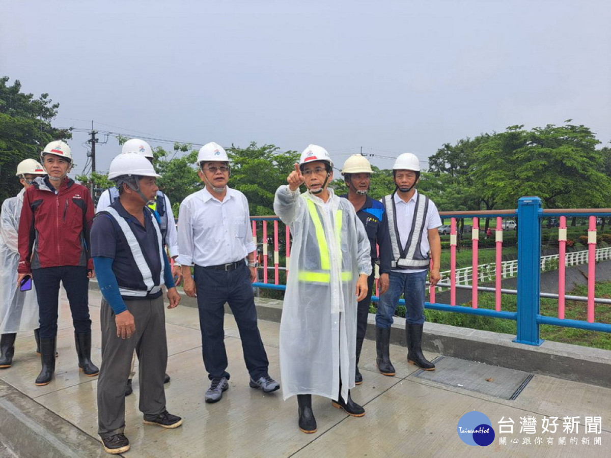 ▲岡山筧橋預計9月底完工通車，副市長林欽榮特地前往視察進度。