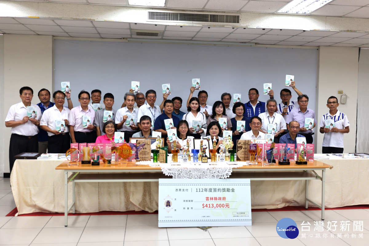 雲林縣政府今天召開主管會報，縣長張麗善接受各局處獻獎／翻攝照片