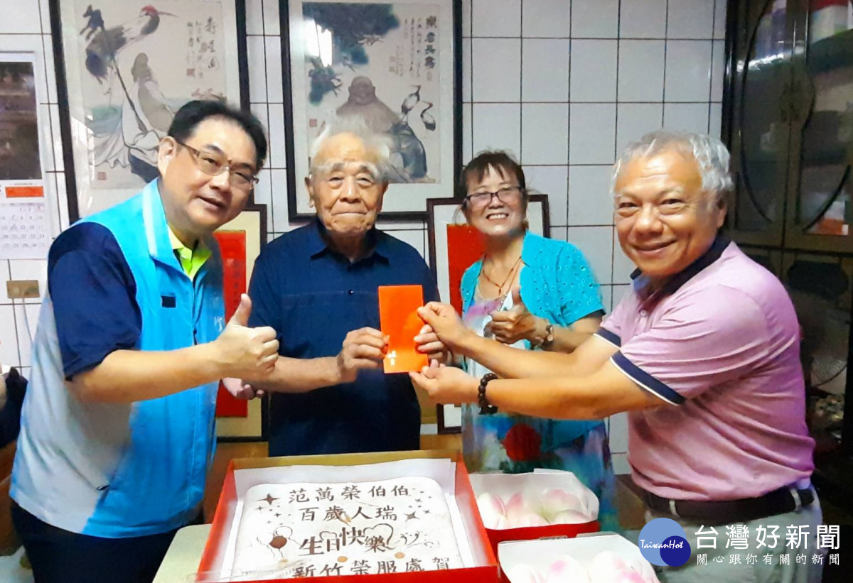 中華佛教善緣慈善會方矩祕書長(右1)致贈關懷祝壽金,恭賀祝福范爺爺(左2)。