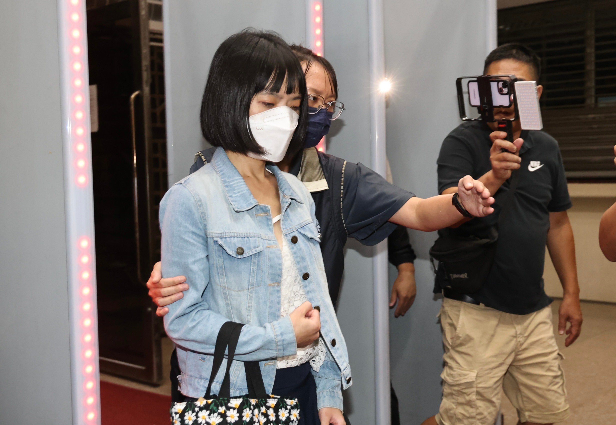 木可公關公司會計人員何璦廷,經檢調調閱資料後認為涉重嫌,以50萬元交保。林啟弘攝