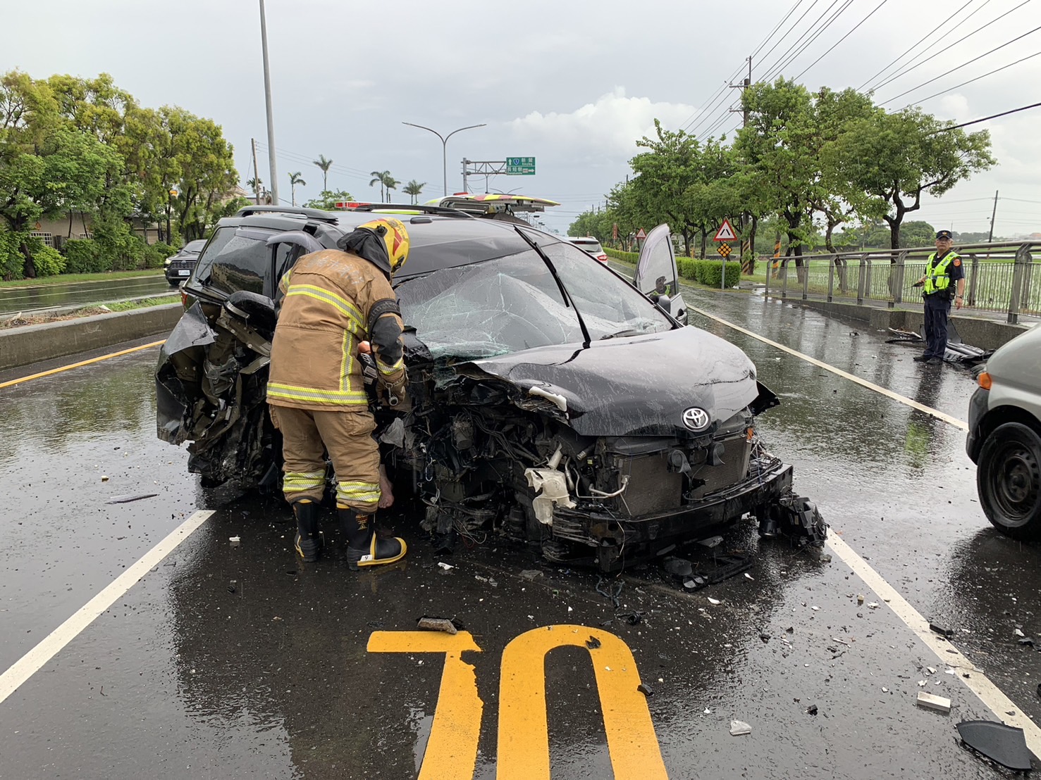 ▲台南後壁小客車自撞,車內四人受困,媽媽骨折送醫(圖/記者王俊勝 翻攝,下同)