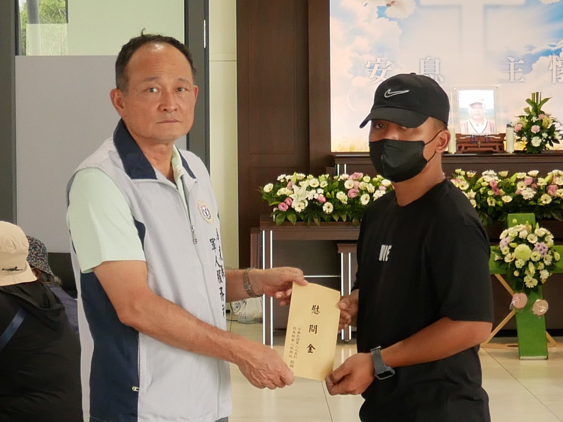 屏東軍人服務站弔唁慰問陸軍眷屬