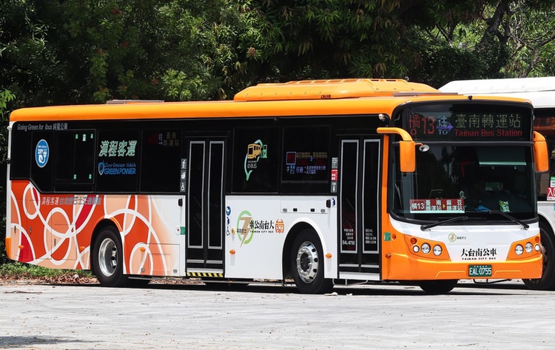 台南添18輛新型電動公車3路線駛國道