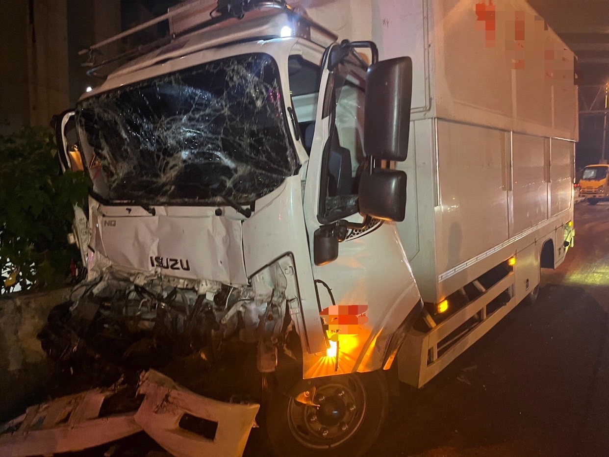 ▲國道1號中山高速公路南下彰化路段， 1輛大貨車車頭撞爛停在路肩，駕駛被變形車體夾住，動彈不得，消防員搶救受困的駕駛。（民眾提供）
