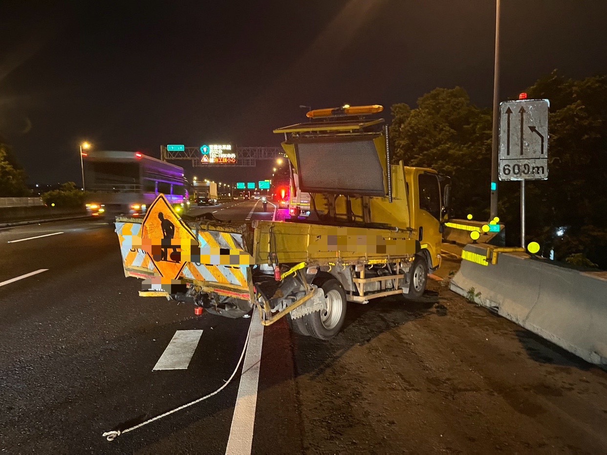 ▲國道1號中山高速公路南下彰化路段， 1輛大貨車車頭撞爛停在路肩，駕駛被變形車體夾住，動彈不得，消防員搶救受困的駕駛。（民眾提供）