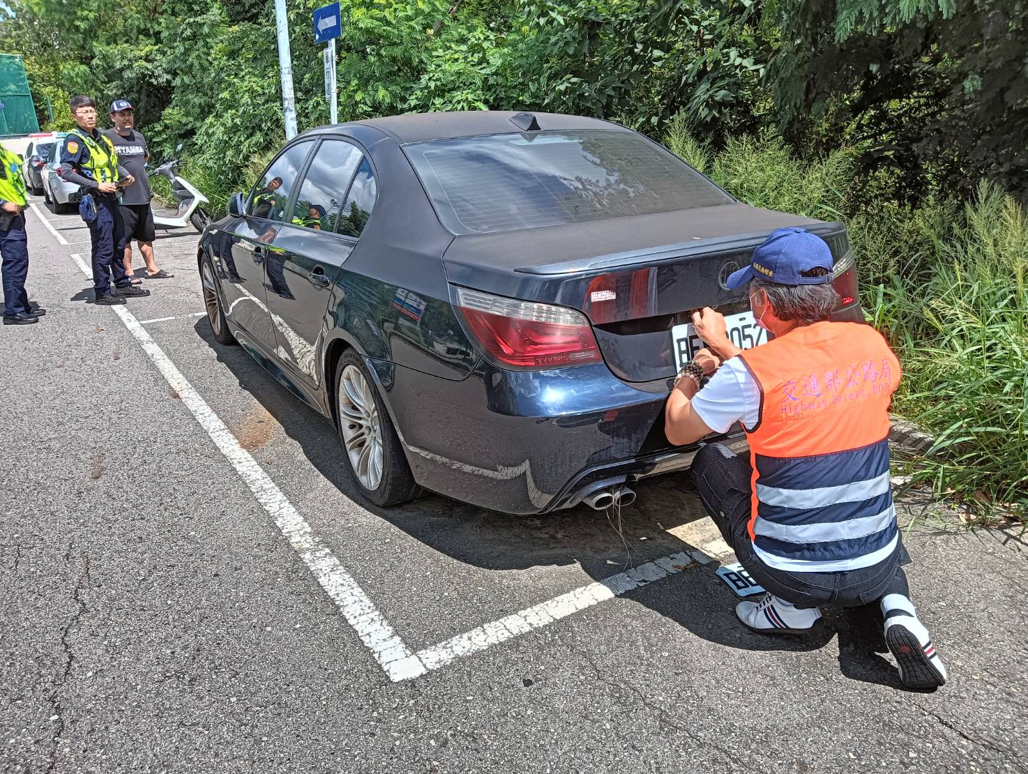▲彰化監理站與彰化縣交通警察隊組成聯合專案小組加強查緝使用偽變造註銷車牌。（記者張溎壕攝）