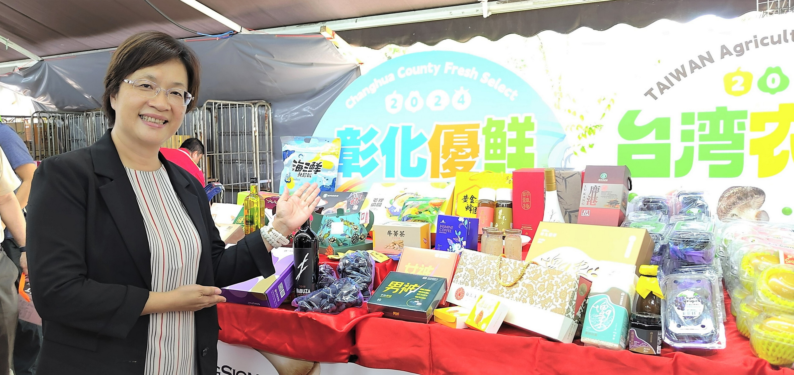 ▲彰化縣長王惠美率團參加彰化縣政府與新加坡昇菘超市合作的台灣農產節開幕活動，現場買氣熱絡。（彰化縣政府提供）