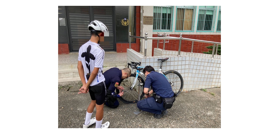 自行車突爆胎 雲林縣華山警助其脫困