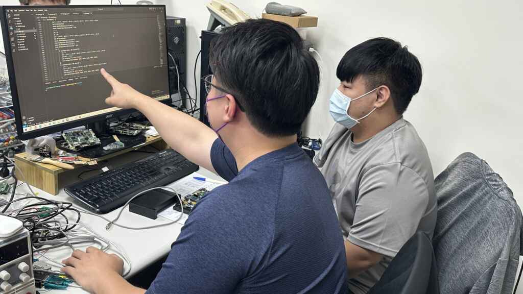 ▲青艦學員信儒(右)接受職場導師一對一指導。(中彰投分署提供)
