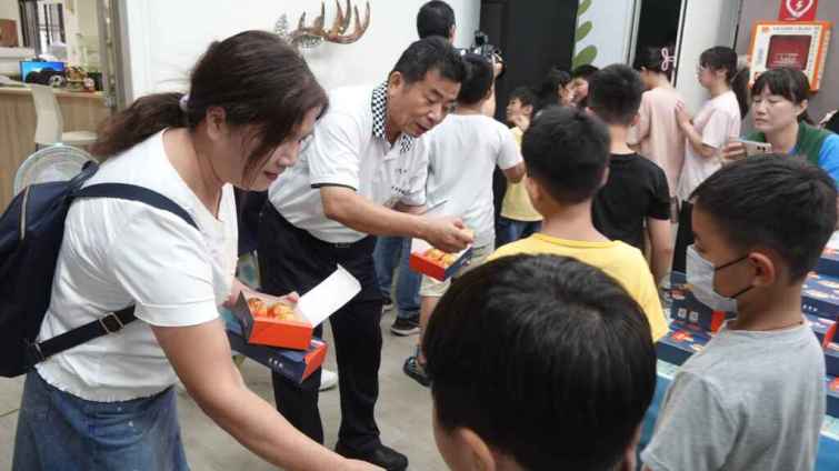 ▲聰哥團長陳永聰及夫人顏美華長期關注弱勢族群。（記者林明佑攝）