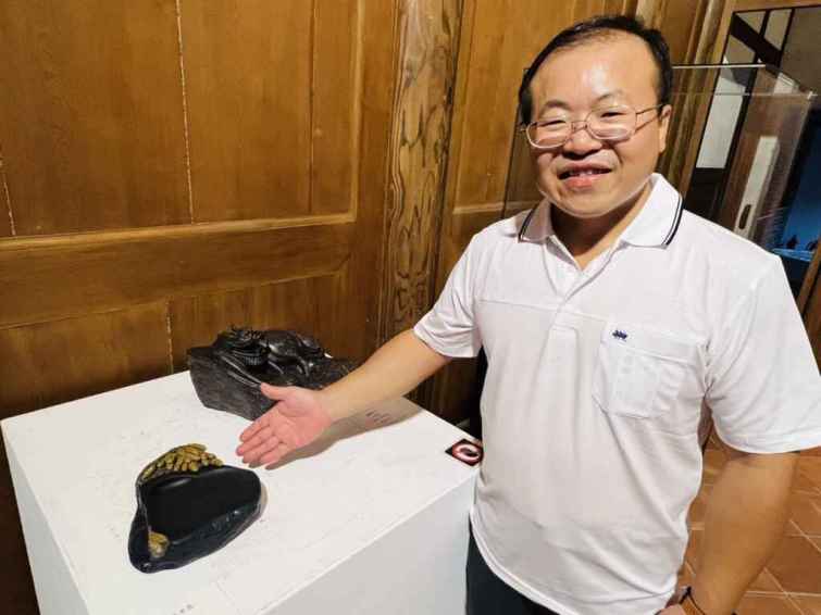 ▲董家豪老師在技藝上不僅繼承了父親的精湛技法，還融入了自己對自然與文化的深刻理解，展現硯雕藝術無限的可能性。（彰化縣文化局提供）