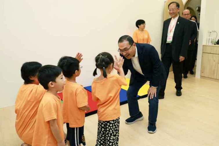 ▲新北市市長侯友宜表示，幼兒教育是全人教育的起點，感謝福智文教基金會設立澄心教保中心，提供優質的教育理念，以及寬敞、健康及環保的場地，讓孩子們的身心與學習獲得良好的照護。（記者張玉泰翻攝）