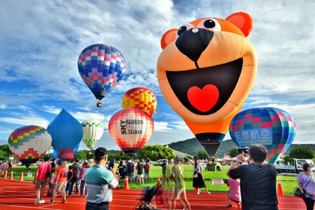 ▲台中石岡熱氣球嘉年華8月23日至25日將在石岡區土牛運動公園盛大登場,首日開幕記者會特別邀請奧運金牌「最強羽球男雙-李洋」及「台灣女兒(拳后)-林郁婷」擔任來賓,歡迎民眾把握機會踴躍參加。(資料照片/台中市民政局提供)