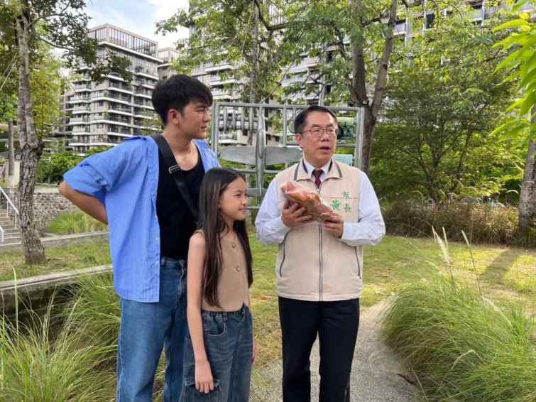 ▲臺南市長介紹伴手禮。（臺南市政府提供）