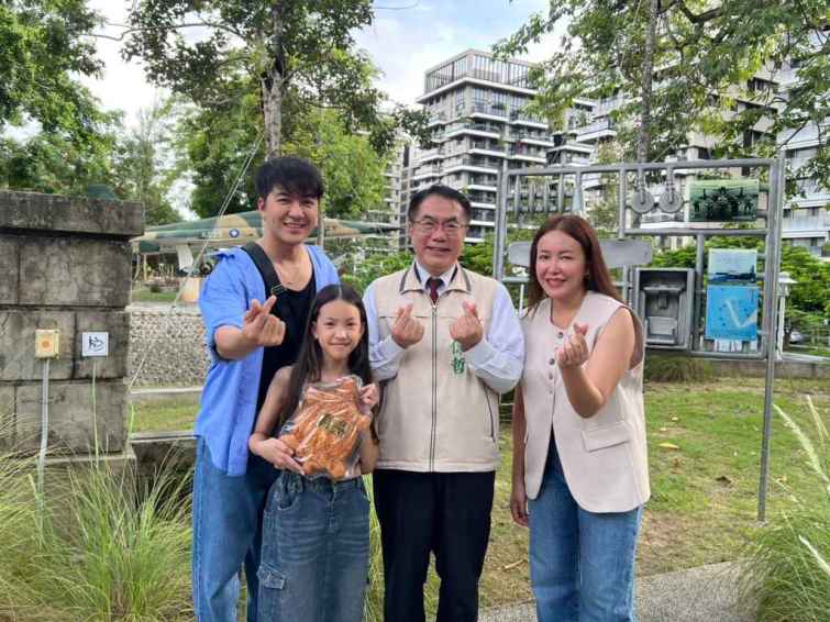 ▲臺南市長黃偉哲致贈icebank diary一家人伴手禮。（臺南市政府提供）
