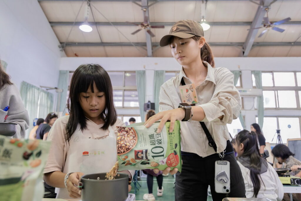 佳格以愛灌溉營養教育營帶領博幼學童動手做健康營養的一餐