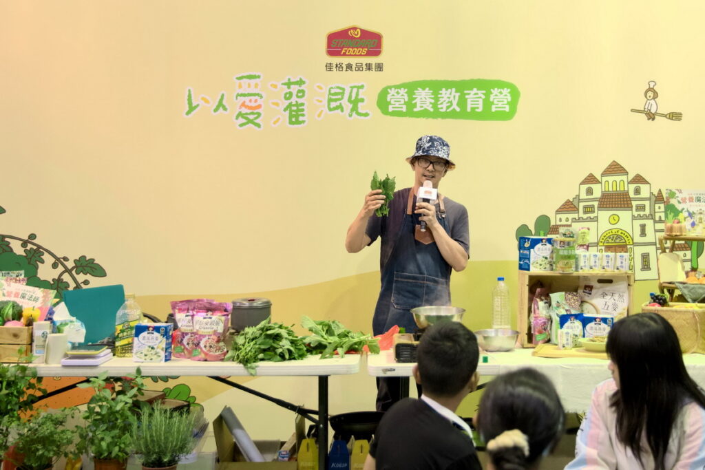 信義鄉在地野菜主廚松芳古(Ibi)傳授博幼學童辨別及應用可以摘採的大花咸豐草及龍葵