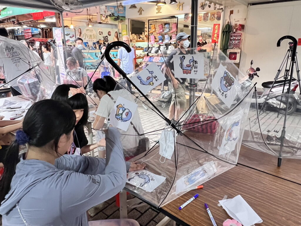 「彩繪小陽傘」及「壓力退傘」等創意活動陪民眾抒發壓力