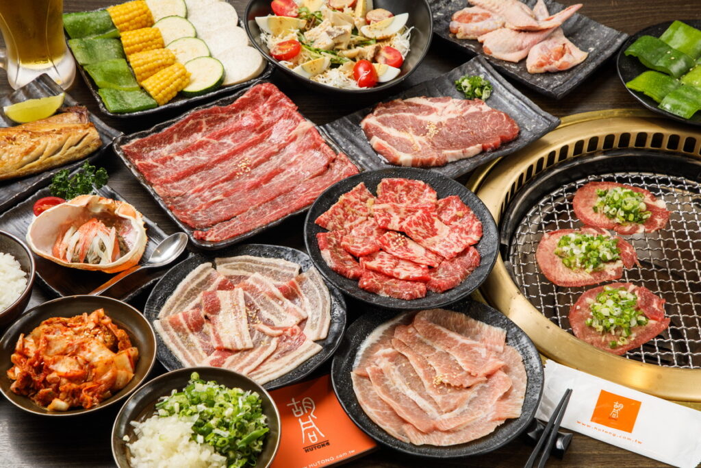 獨家雙品牌 胡同燒肉13號店「煳同燒肉夜食」與「焱の挽肉」手打炭燒和牛漢堡排專賣店 封館當日1800後憑VIP紙本電子邀請函,入櫃用餐即享九折獨家優惠。