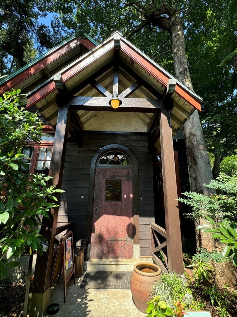 CAFE OKIMOTO可愛的三角形屋頂門廊。(©CAFE OKIMOTO)