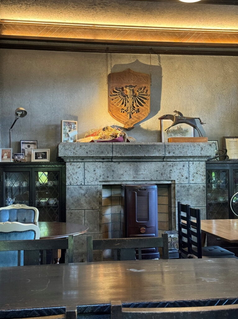 擁有華麗壁爐的CAFE OKIMOTO。(©CAFE OKIMOTO)