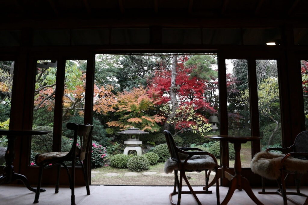 昭和之家的咖啡廳位子可以看到維護良好的日本庭園。(©︎ENGAWA CAFE)