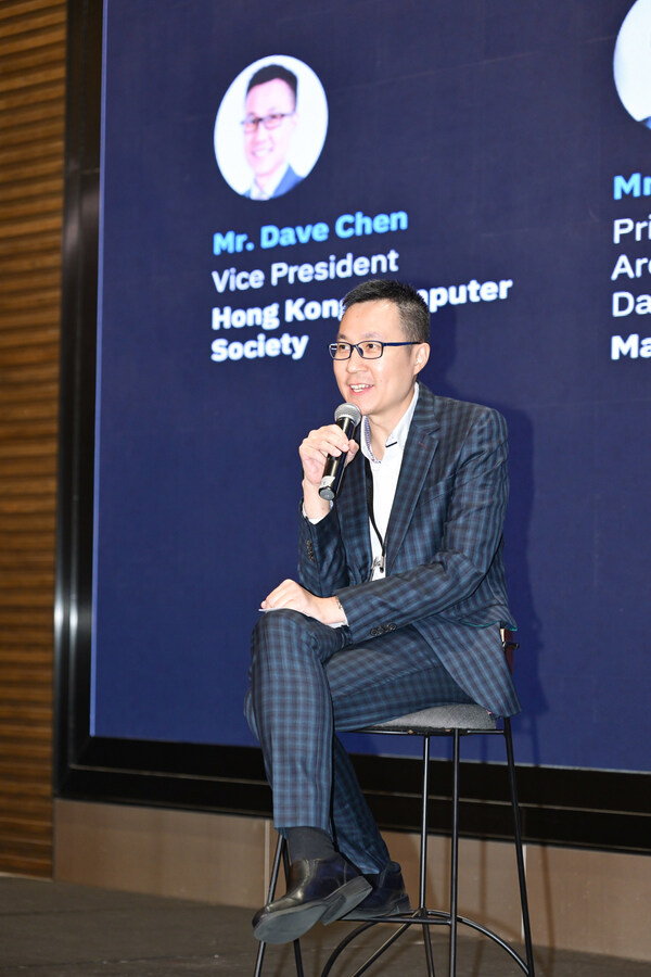 香港電腦學會副會長 Dave Chen 先生在 IT 行業擁有超過 20 年的經驗,曾擔任 IT 主管和首席架構師,在 IT 戰略規劃和數碼轉型計劃方面取得過驕人業績。 香港電腦學會副會長 Dave Chen 先生在 IT 行業擁有超過 20 年的經驗,曾擔任 IT 主管和首席架構師,在 IT 戰略規劃和數碼轉型計劃方面取得過驕人業績。
