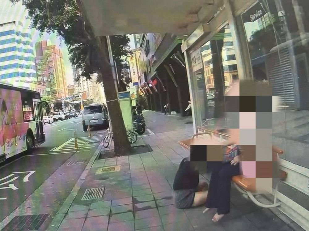 公車站亭放聲大哭 驚動暖警助母女搭車返家 205 cnews204240815a03