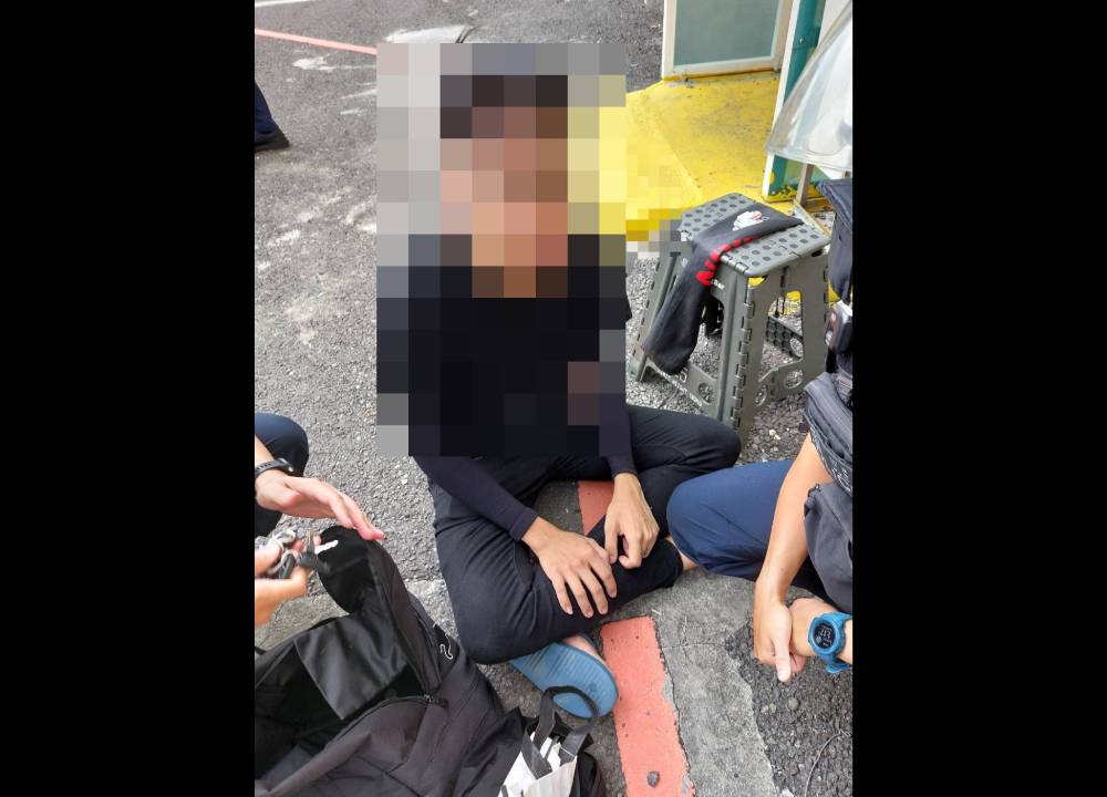 藏停車場轎車逾月 高雄警埋伏逮人起獲8改造槍枝 231 cnews204240815a06